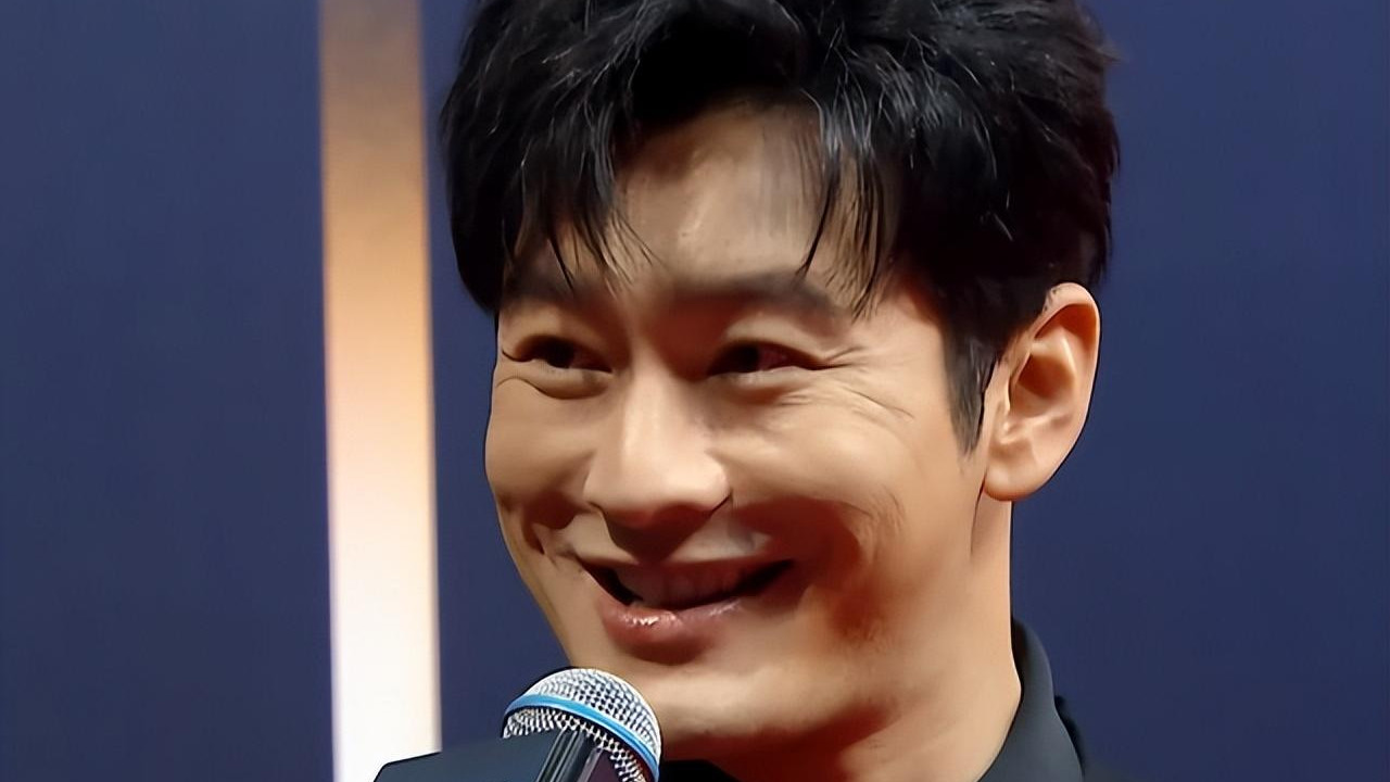 黄晓明 白皮书盛典镜头好真实：黄晓明发福，吴昕脸僵，魏大勋抬头纹抢镜