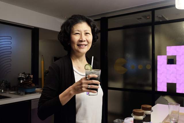 95岁李嘉诚坐轮椅到寺庙,知己周凯旋贴身照顾,搀扶着他跪拜佛像