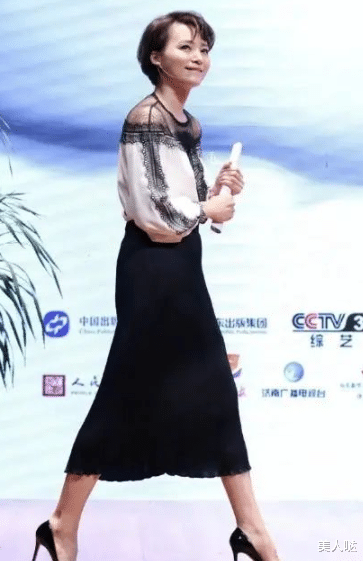 大学|董卿真给国人长脸!刺绣礼服裙配精致盘发,优雅端庄尽显东方女性美