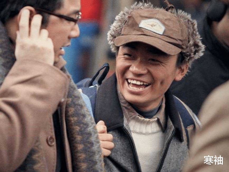 王宝强出名后，家乡村口给他立了个牌坊，他回家探亲顿时火冒三丈