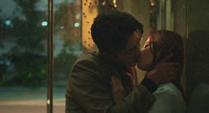 36岁女神刘亦菲吻戏曝光！闭眼享受全过程，打破仙里仙气的形象