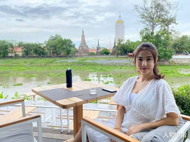 她是翻版黎姿,身材傲人,中年经商现转型做网红,与外国男友不婚