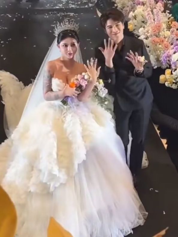 韩安冉再次举办婚礼,女方妈妈表情无奈,网友:婚礼致辞都能背了