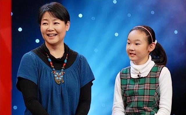 萨日娜：结婚33年只生孩子不做饭，帅气演员丈夫潘军却把她宠成宝