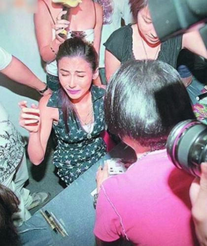 43岁张柏芝在杭州停车场出事!被困电梯半个小时,靠电闸锯开得救