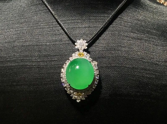 百搭的翡翠挂件，你知道怎么选吗？