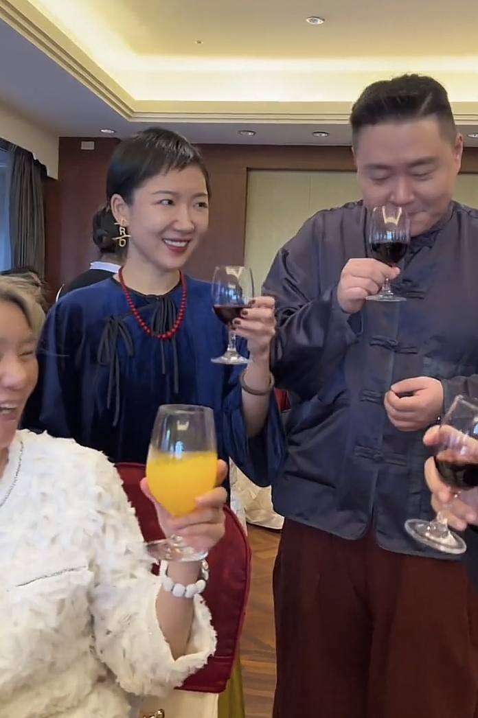 郝劭文|郝劭文今日大婚释小龙当伴郎,新娘穿得像睡衣,8岁继女见证幸福