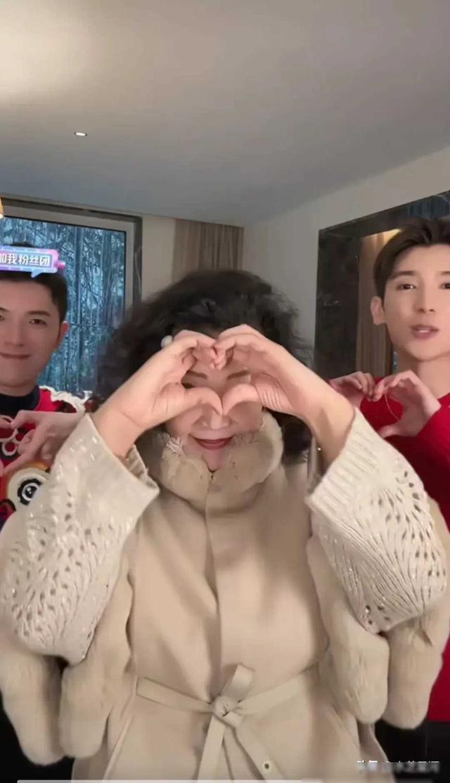 看汪小菲给兰姐买的新衣服感觉他选衣服的眼光比选女人要好太多了