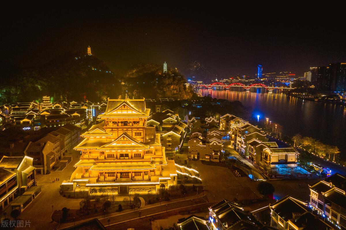 下山之后,便又能晃悠到窑埠古镇,等到华灯初上,又是一场好风光.