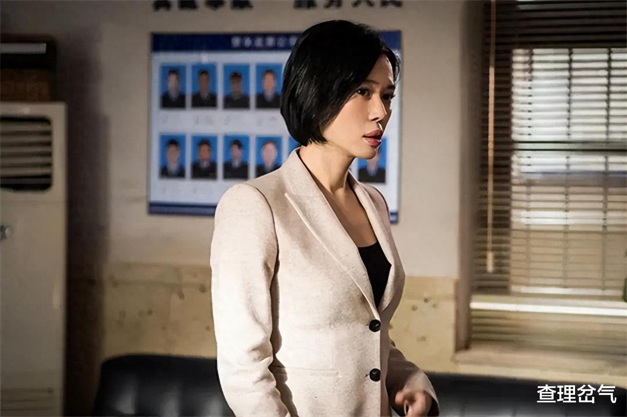 她曾把黄渤吻到害羞，与导演同居12年遭抛弃，今46岁身价高达40亿