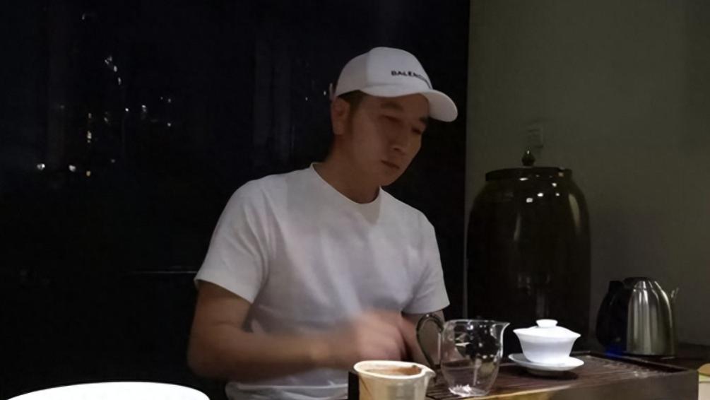 林生斌被曝再度露面，现任妻子强大家庭背景被扒，生活悠闲奢侈