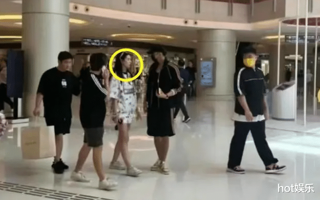 黄子韬徐艺洋拒不承认恋情,七夕共度情人节,穿情侣衫香港逛街