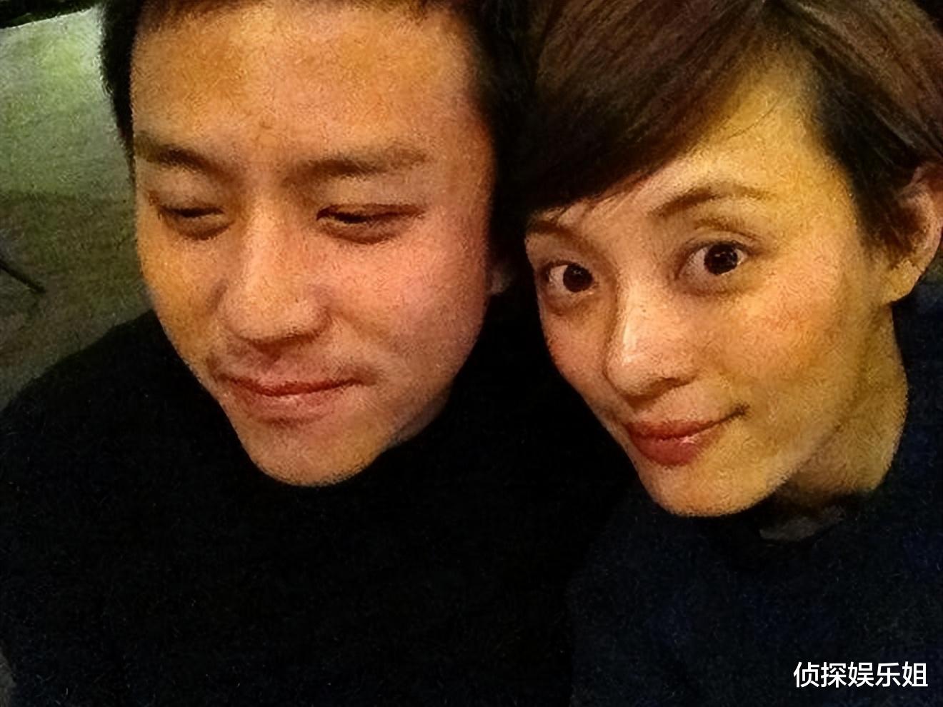 孙俪香港餐厅被偶遇,穿背带裤活泼减龄,凉鞋配长袜被嘲一言难尽