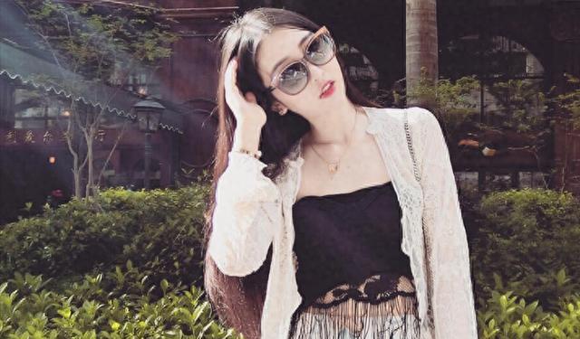 封王易主？卓仕琳二次直播太惨淡！1小时封四次，腿上刺青显眼