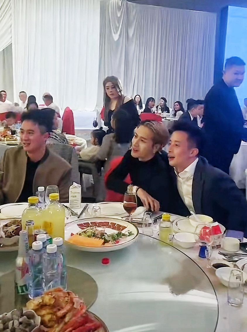 温州:29岁王嘉尔参加婚礼,众人争着拍照要签名,“抢新郎风头”