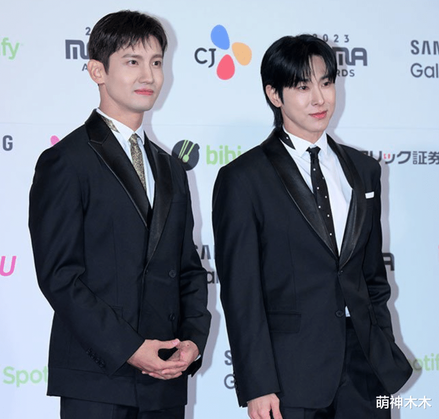 韩国MAMA红毯生图曝光！明星脸僵山根宽，油光满面整容痕迹明显