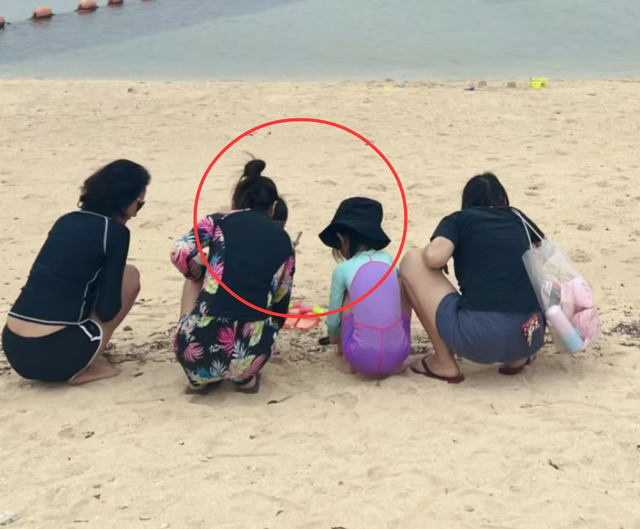 林心如霍建华惹争议！带女儿去日本海边游玩，一家三口罕同框