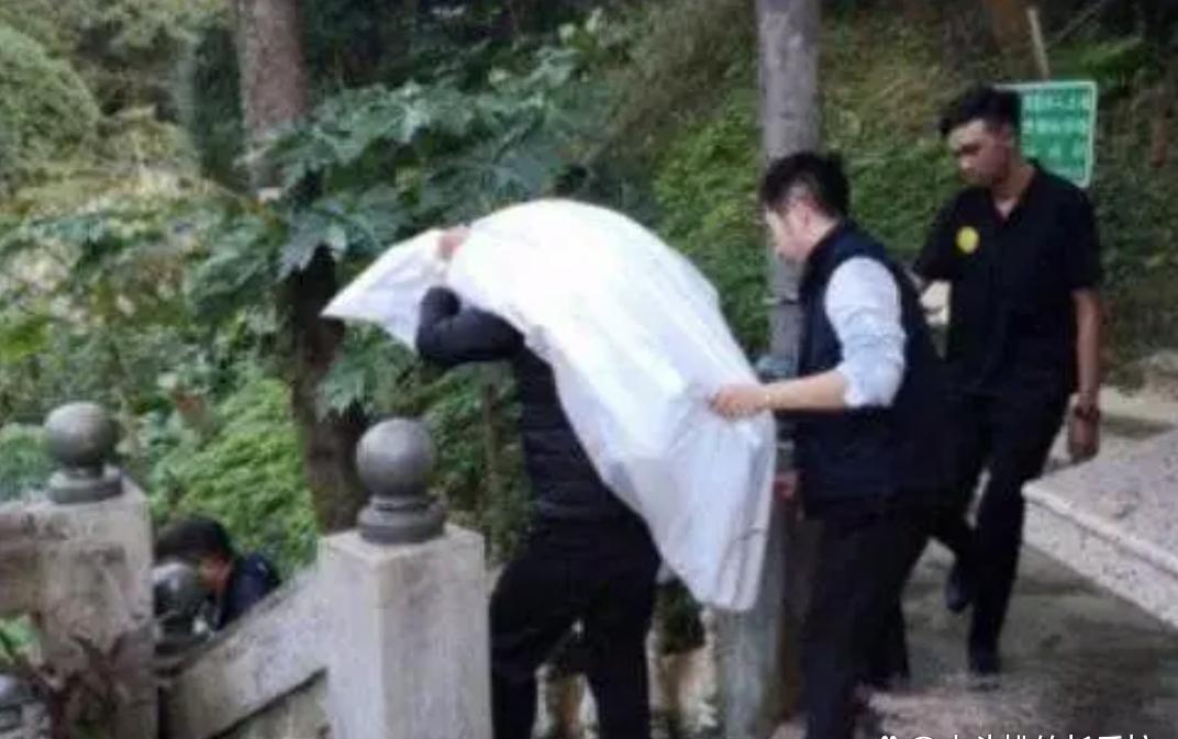 43岁明道二胎得女，亲哥一家三口惨死3年半，他被儿女双全治愈