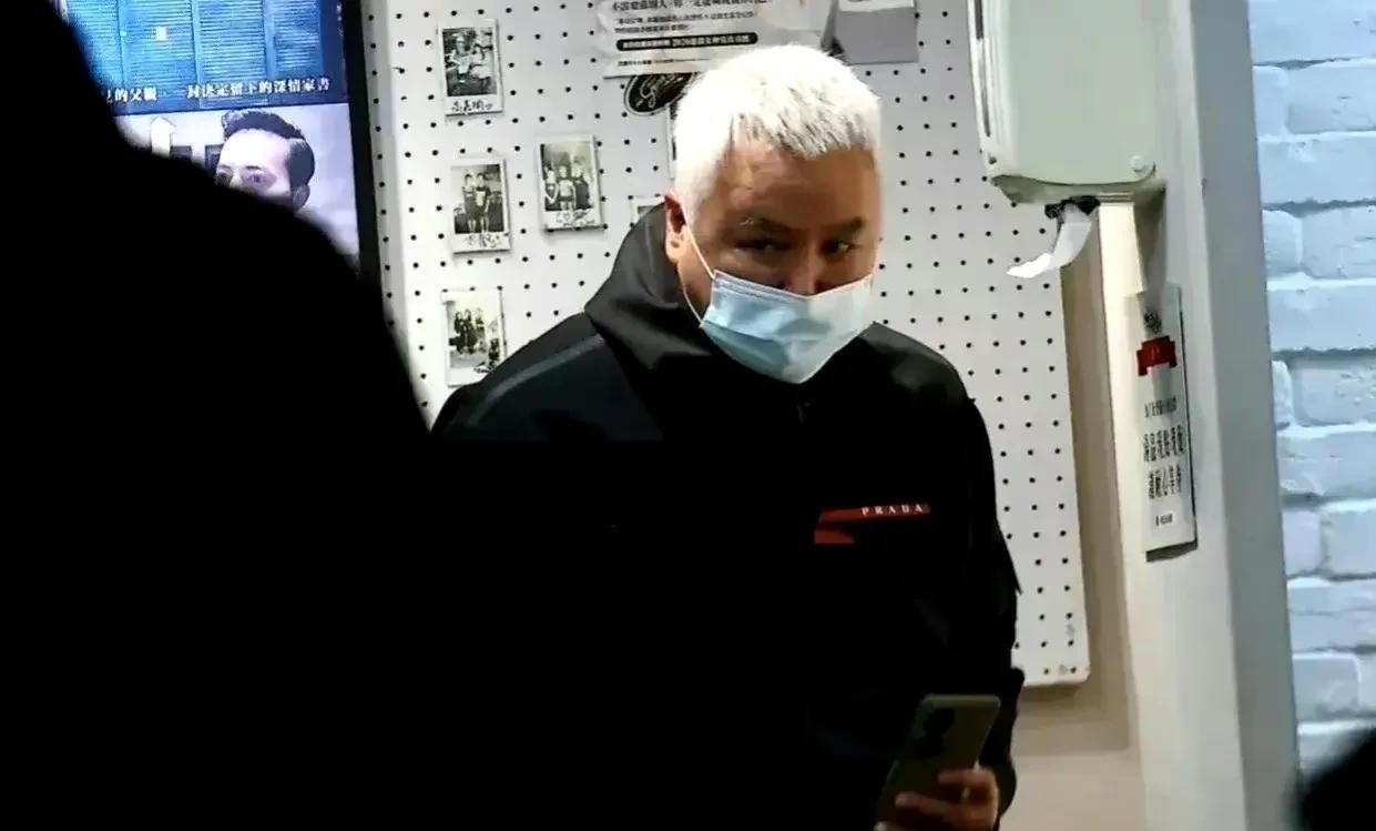 林瑞阳|63岁林瑞阳罕见露面,长相越来越怪异,白发白眉没有一根胡子