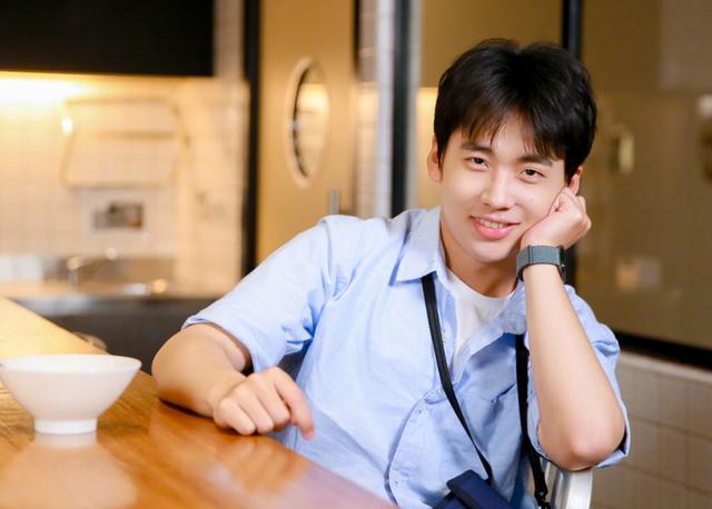 郭麒麟|郭麒麟打脸了多少文盲明星,人民日报评:演员没文化也敢上镜吗?