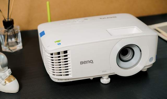 智能投影仪|大环境放开但网课仍在持续，看课选明基E520智能投影仪，入手不亏