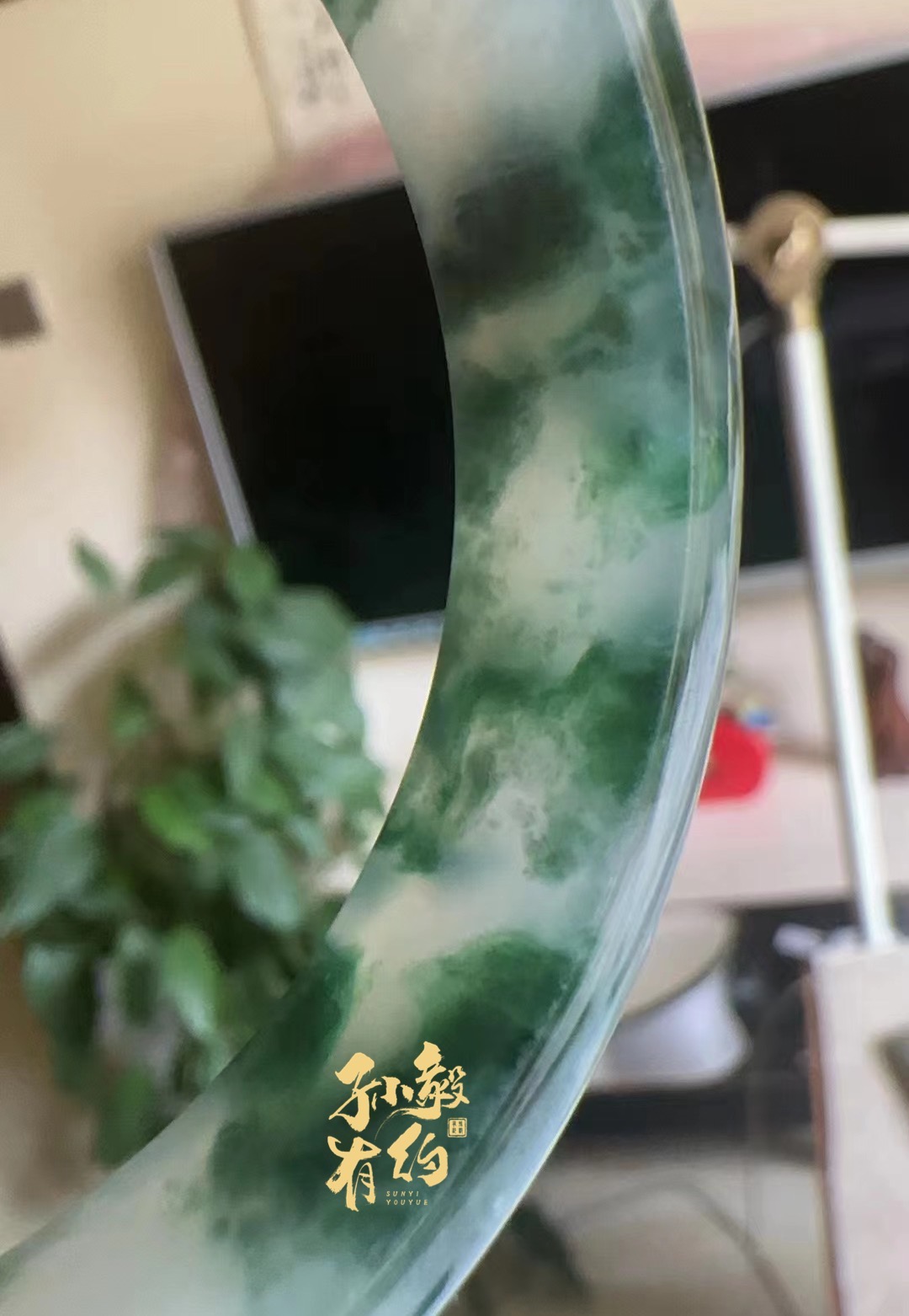 沉香木|什么原因从颜色或纹理角度鉴别翡翠真伪是不科学的？