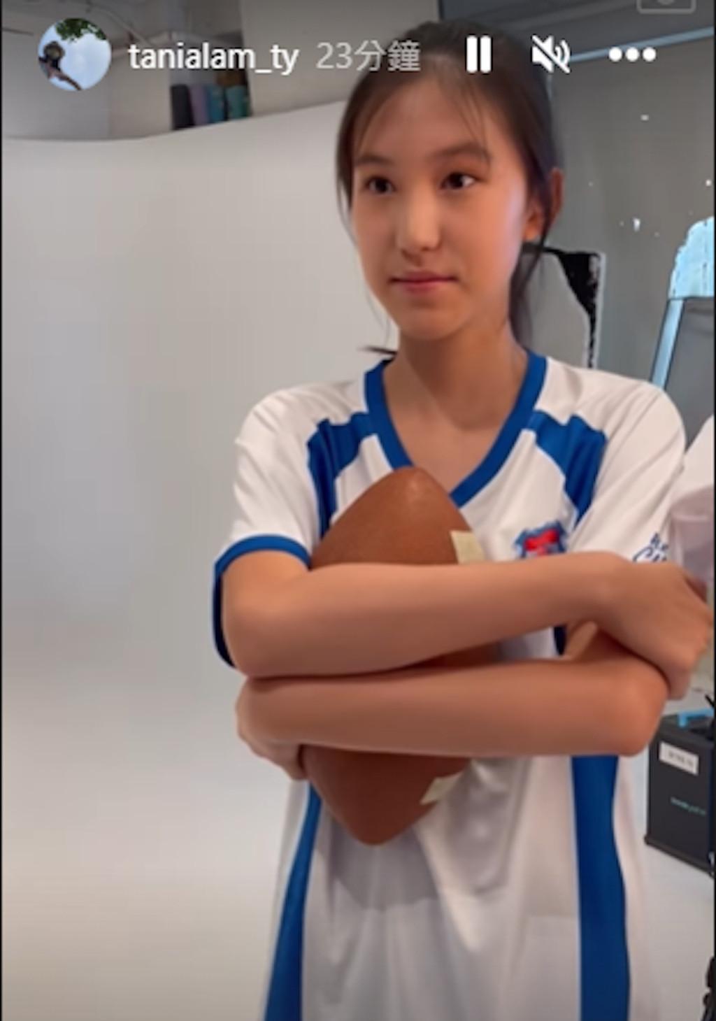 郭可盈|郭可盈13岁女儿首拍广告！秀逆天美腿，长相阳光甜美活力四射