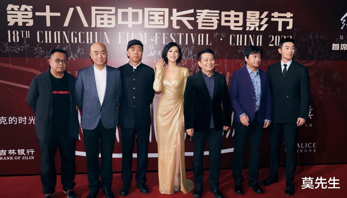 《战狼3》来了？余男晒与吴京同框照，调侃他是严肃不起来的兄弟