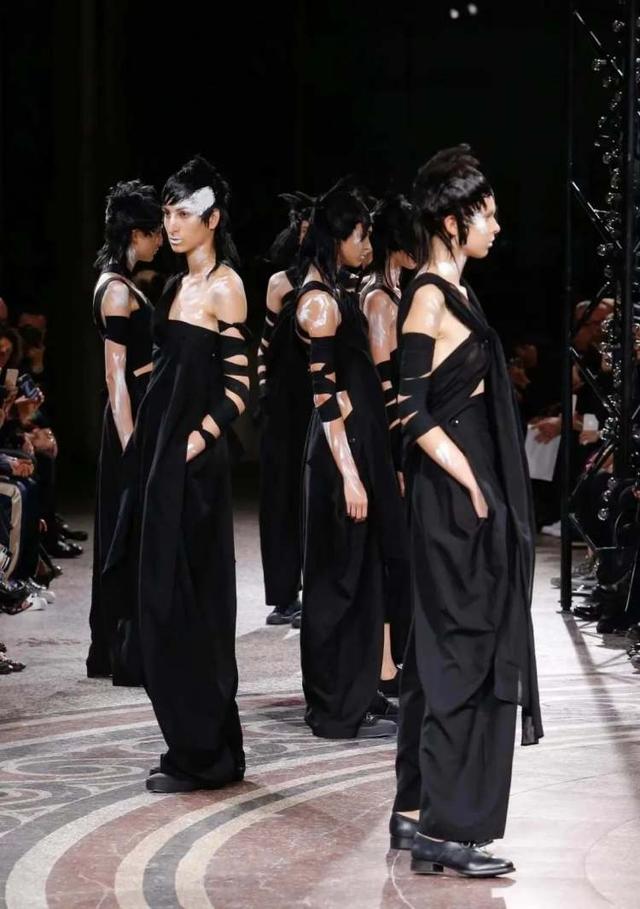 还在执著大红唇的港风妆,我有点倦了