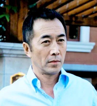 |演员郑晓宁:和女星萨日娜两小无猜,50岁当父亲,两度离婚有泪水