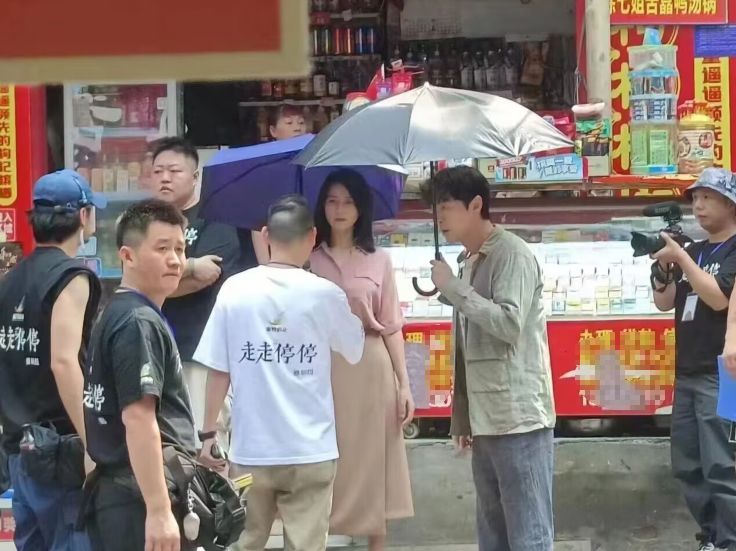 胡歌|胡歌高圆圆新剧路透,男方卷发造型引热议,被调侃像落魄青年