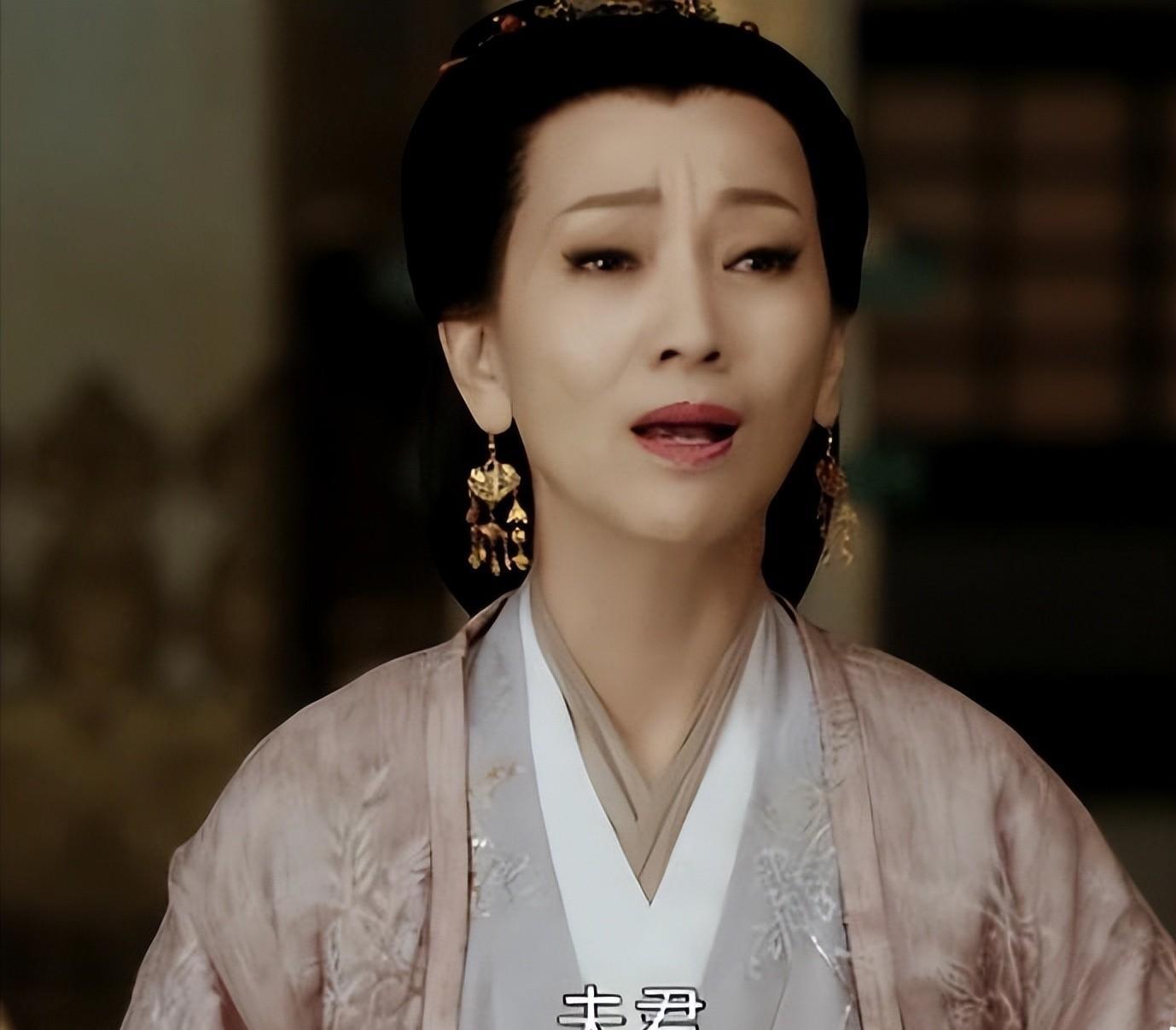 69岁赵雅芝对比60岁叶童,自然老去和医美老去的差距,一目了然