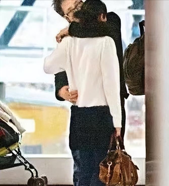 69岁赵雅芝对比60岁叶童,自然老去和医美老去的差距,一目了然