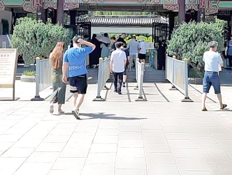 大学生找工作有多难啊,和阿姨抢工作,干起2000一月的洗碗工