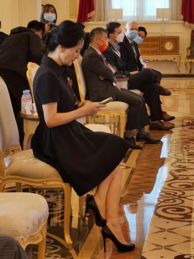 看了孟晚舟的打扮，我发现：妆发得体、穿衣色不过三，美得很高级