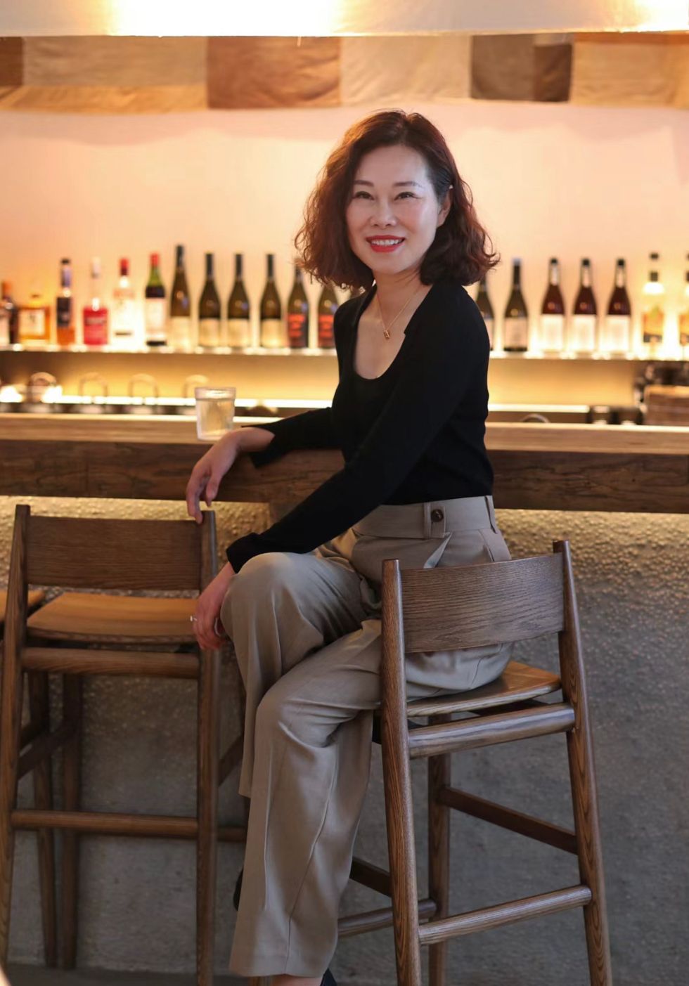 穿衣搭配 有两个变化证明女人变老了：一是头发越剪越短，二是衣服越穿越花