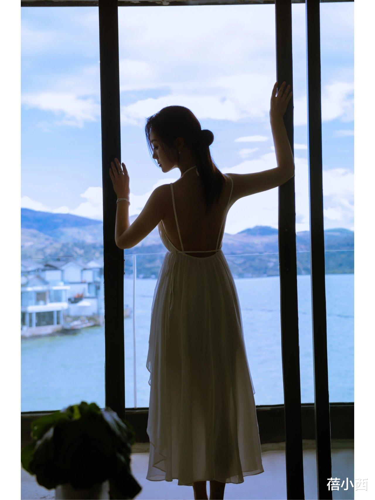 被“玖月奇迹王小玮”惊艳！穿露背连衣裙在海边拍写真，气质高贵