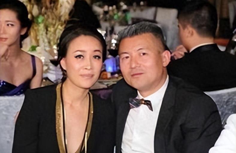 那英私人聚会现场,杨坤受邀左拥右抱,网友:马户攀上又鸟了?