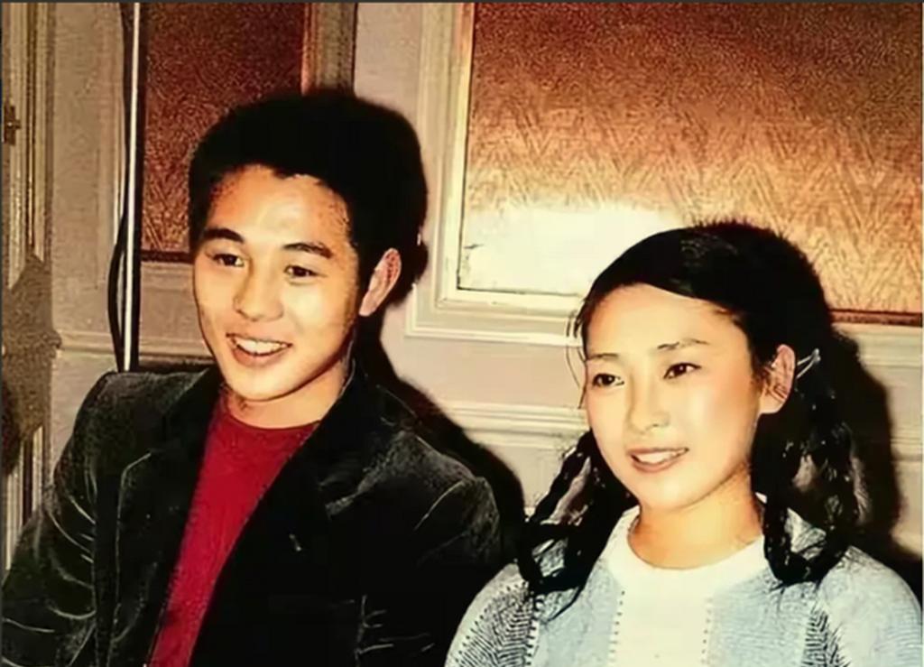 李连杰晒妻子近照，61岁利智衰老似奶奶，62岁黄秋燕仍然美艳动人