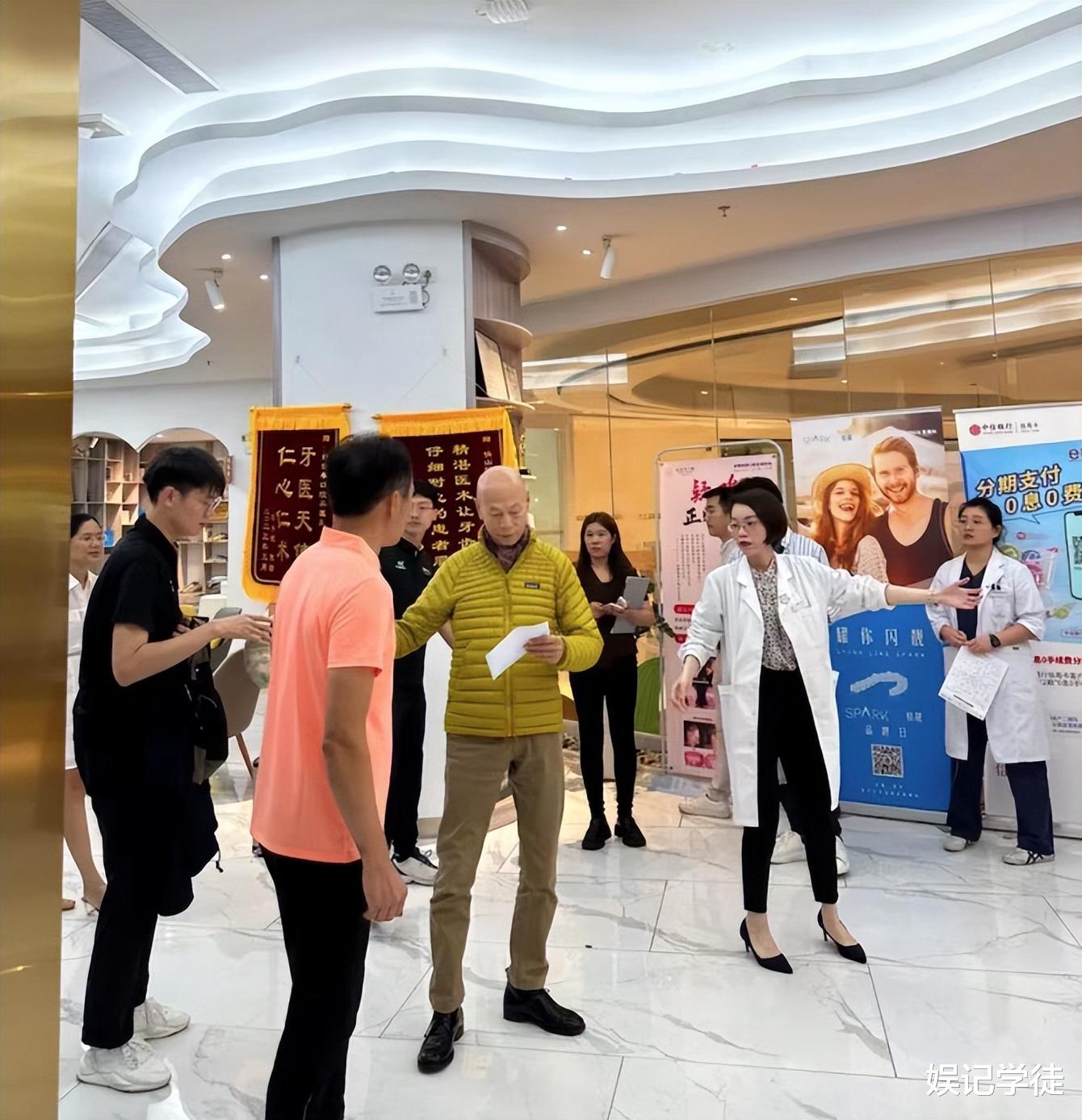 76岁罗家英穿羽绒服现身内地医院，身材暴瘦憔悴，手拿病历状态差