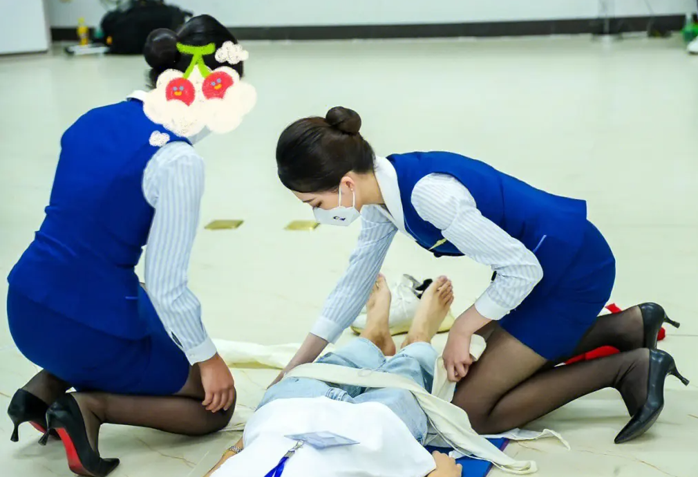 大学|“怪不得当空姐也要考研”，空乘招聘排队7小时，郑强被“打脸”