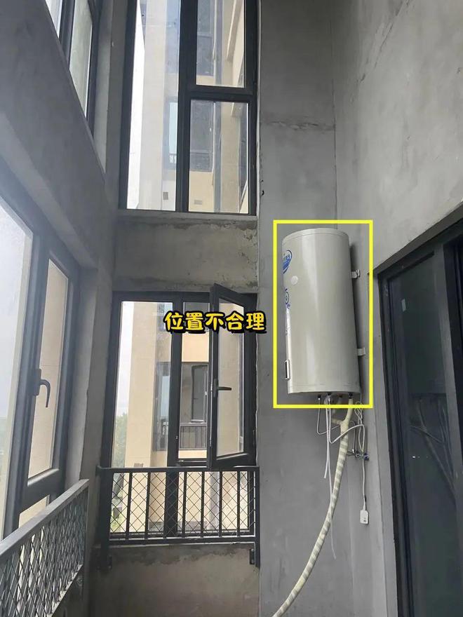 别人家阳台的太阳能热水器位置都是正常的,即使不拆打个柜子包起来就
