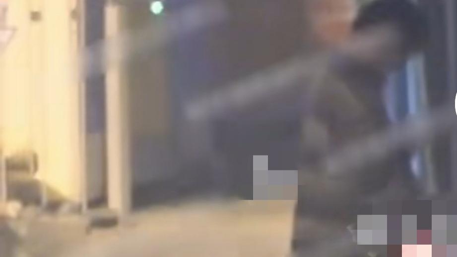 狂飙剧中一位男演员被曝一年换三个女友，酒后下车随地小便