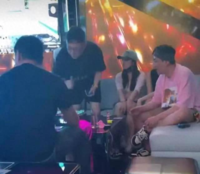 王思聪频被偶遇不见慎婕,深夜带新女伴酒吧玩,张嘉倪老公也现身