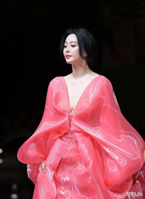 范冰冰韩国釜山电影节,“肥牛裙”解锁新时尚,42岁依旧倾国倾城