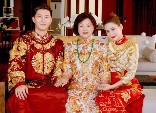 何超莲|何超莲怀孕了?面部浮肿一脸孕相,肚大如箩被疑怀孕5个月