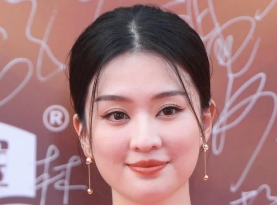 关晓彤|华表奖红毯来了!baby水墨裙秀国风,关晓彤脸肿,张小斐妆容翻车