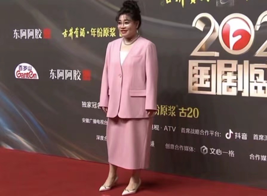 自然脸和“硅胶脸”的区别?40岁陈妍希对比46岁陈数,差别一目了然