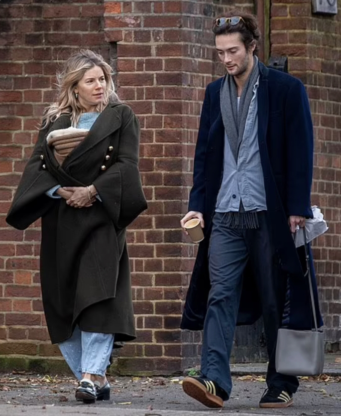 42岁西耶娜·米勒二胎产女，蓬头垢面抱娃亮相，身材发福显苍老