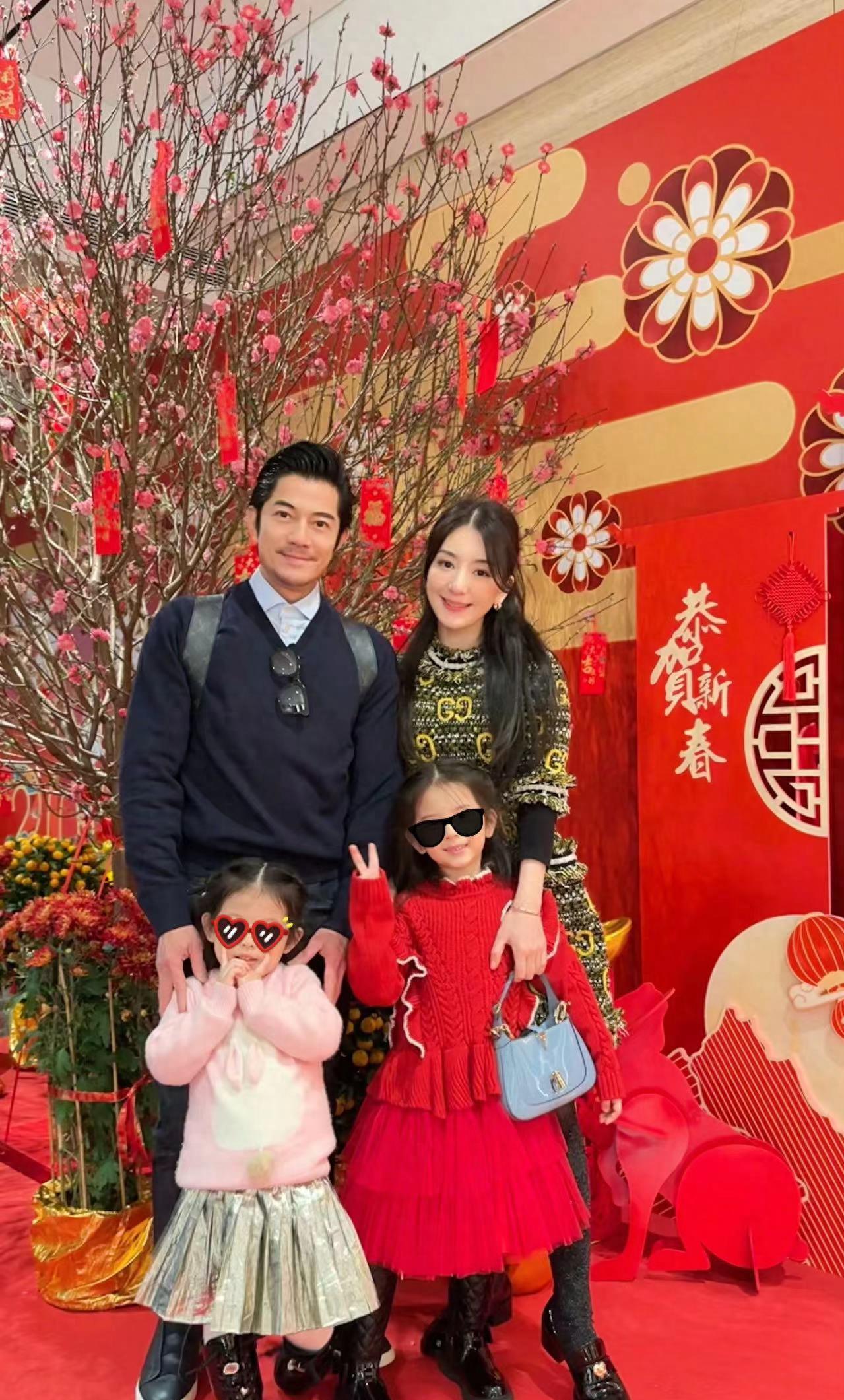 57岁郭富城于安徽现身：拜见59岁岳父弯腰敬酒，与岳母亲戚开心聚餐